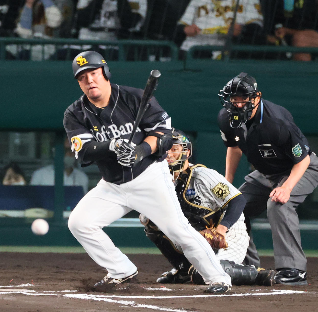 阪神対ソフトバンク　10回表ソフトバンク2死一塁、山川は左前打を放つ（撮影・上山淳一）