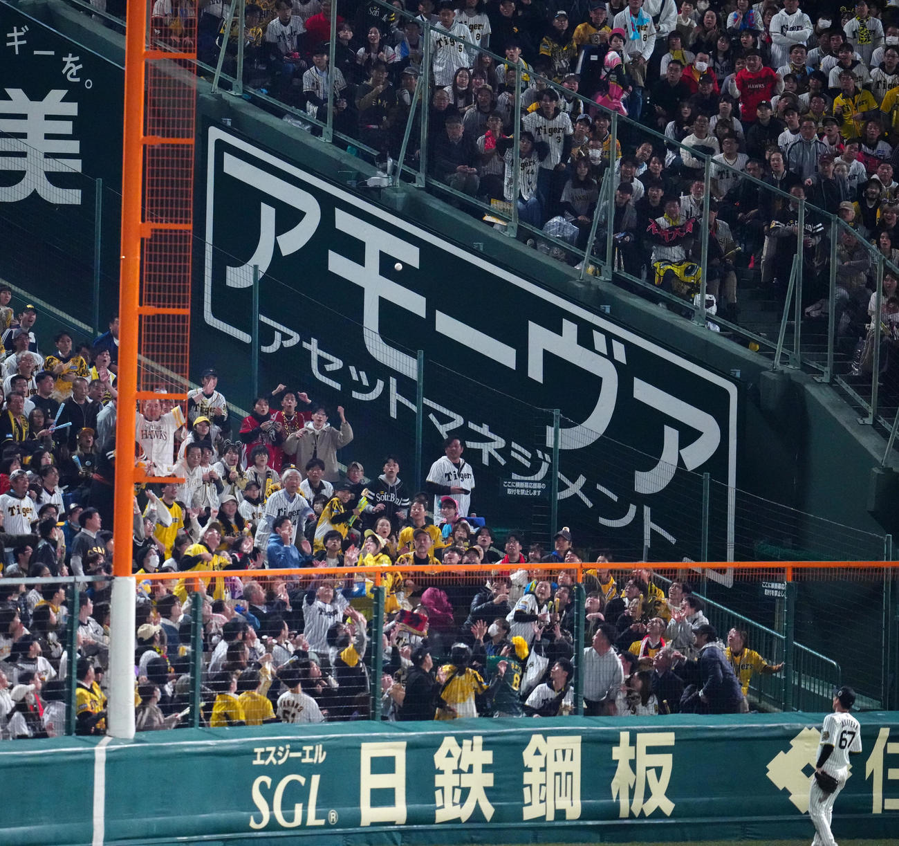阪神対ソフトバンク　8回表ソフトバンク1死一塁、柳田が左越えに放った2点本塁打の打球（撮影・江口和貴）
