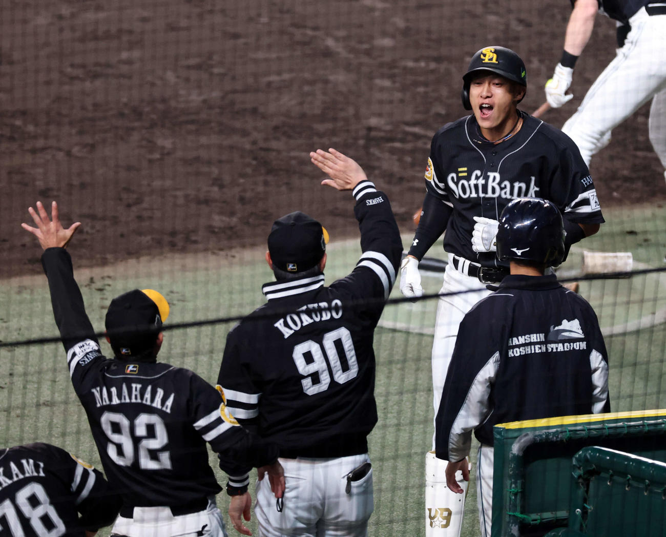 阪神対ソフトバンク　8回表ソフトバンク1死一塁、柳田（右）は同点2点本塁打を放ちガッツポーズで生還。手前中央は小久保監督（撮影・浅見桂子）