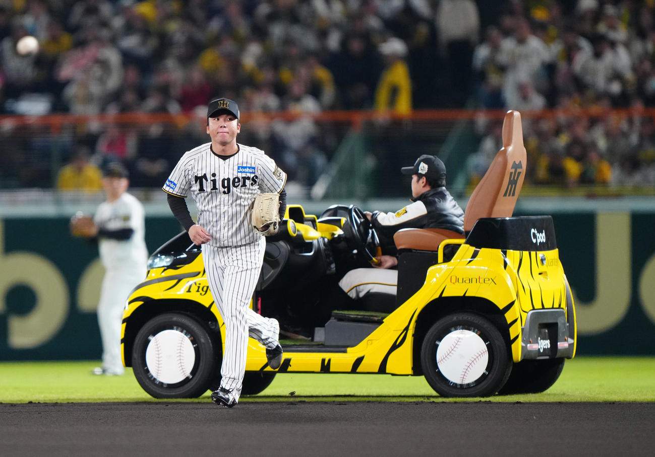 阪神対ソフトバンク　リリーフカーを降り、10回表のマウンドへ向かう阪神村上（撮影・鈴木みどり）