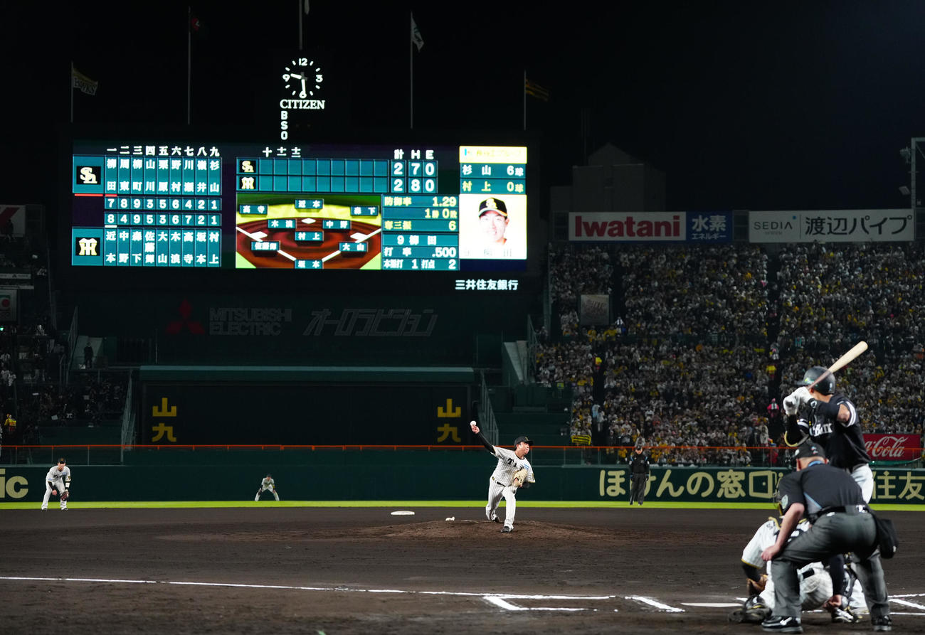 阪神対ソフトバンク　10回表から5番手で登板した阪神村上（撮影・鈴木みどり）