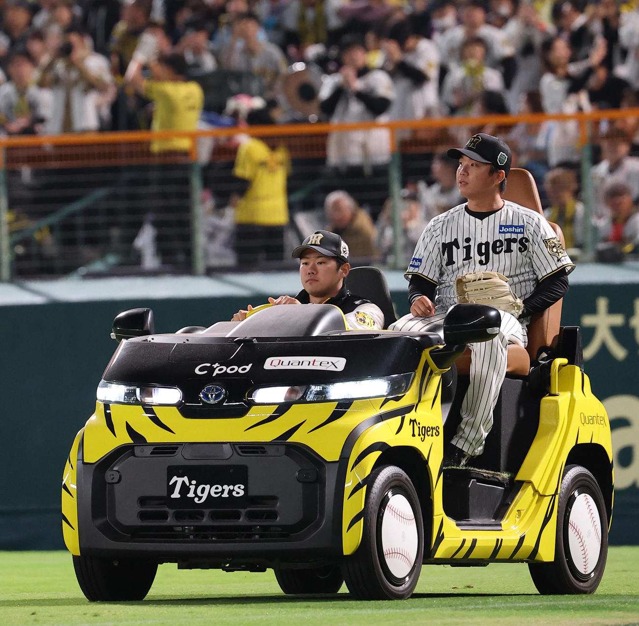 阪神対ソフトバンク　リリーフカーで登場する5番手の村上（撮影・上田博志）