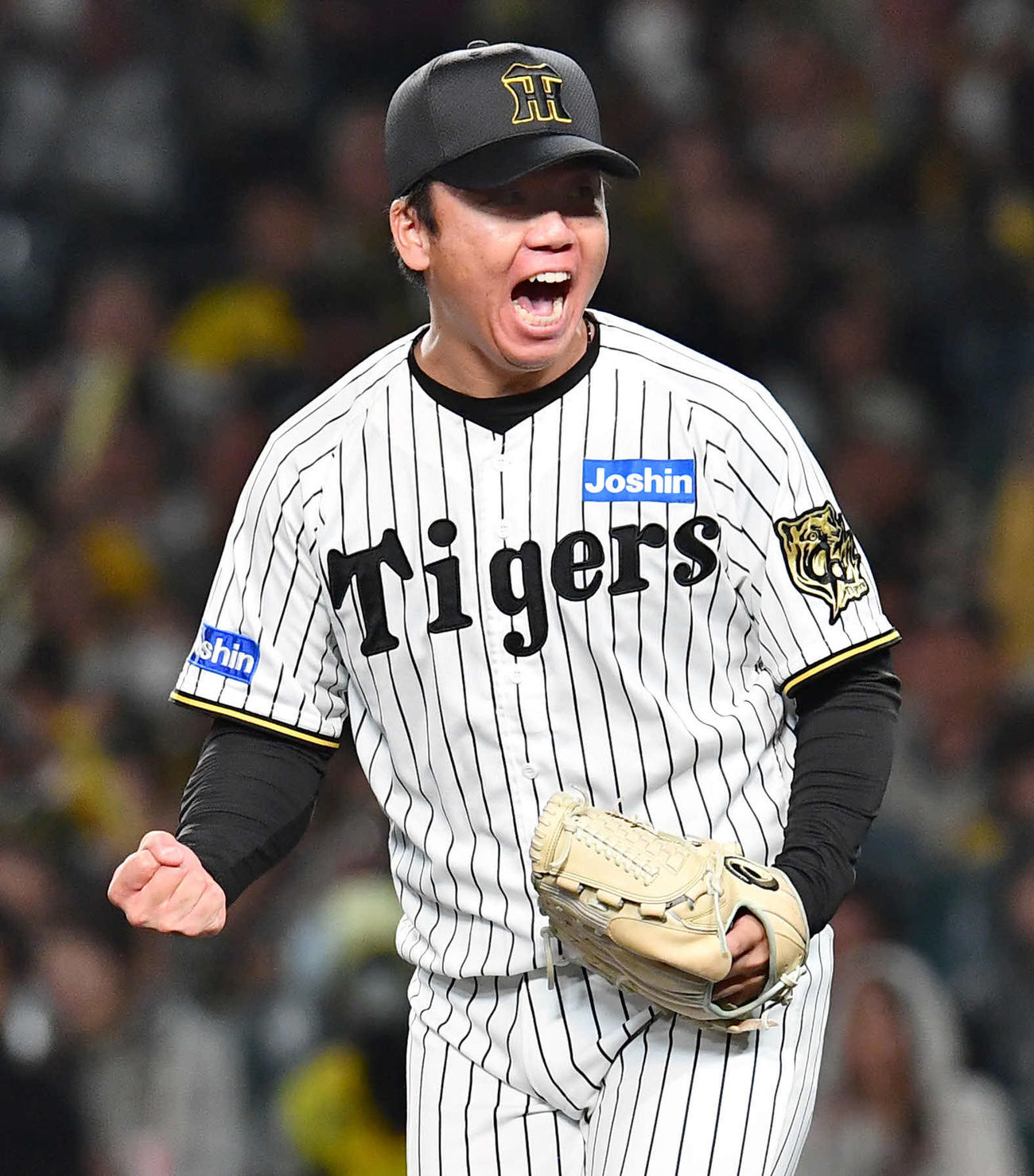阪神対ソフトバンク　10回表ソフトバンク2死一、二塁、栗原を左飛に抑え、雄たけびをあげる村上（撮影・岩下翔太）
