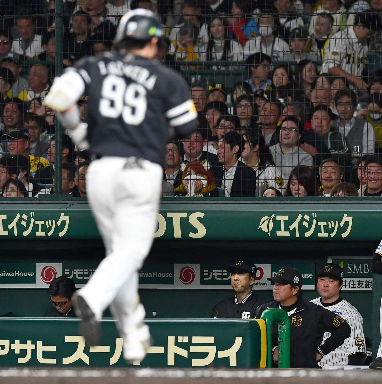 阪神対ソフトバンク　11回表ソフトバンク無死、野村（手前）に勝ち越しの右越え本塁打を打たれ、厳しい表情を見せる藤川監督（右から3人目）（撮影・岩下翔太）