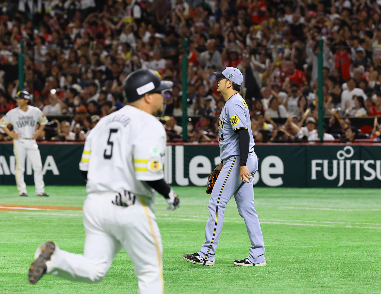 ソフトバンク対阪神　2回裏ソフトバンク2死一、二塁、山川（奥）に3点本塁打を浴びた岩貞（中央）（撮影・藤尾明華）