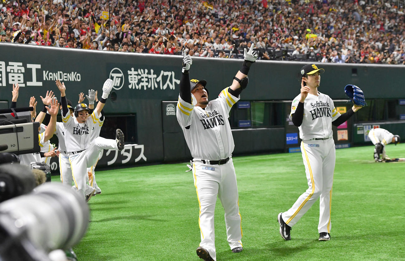 ソフトバンク対阪神　2回裏ソフトバンク2死一、二塁、左中間へ3点本塁打を放った山川（中央）はベンチ前でどすこいポーズを決める。右は上沢（撮影・岩下翔太）