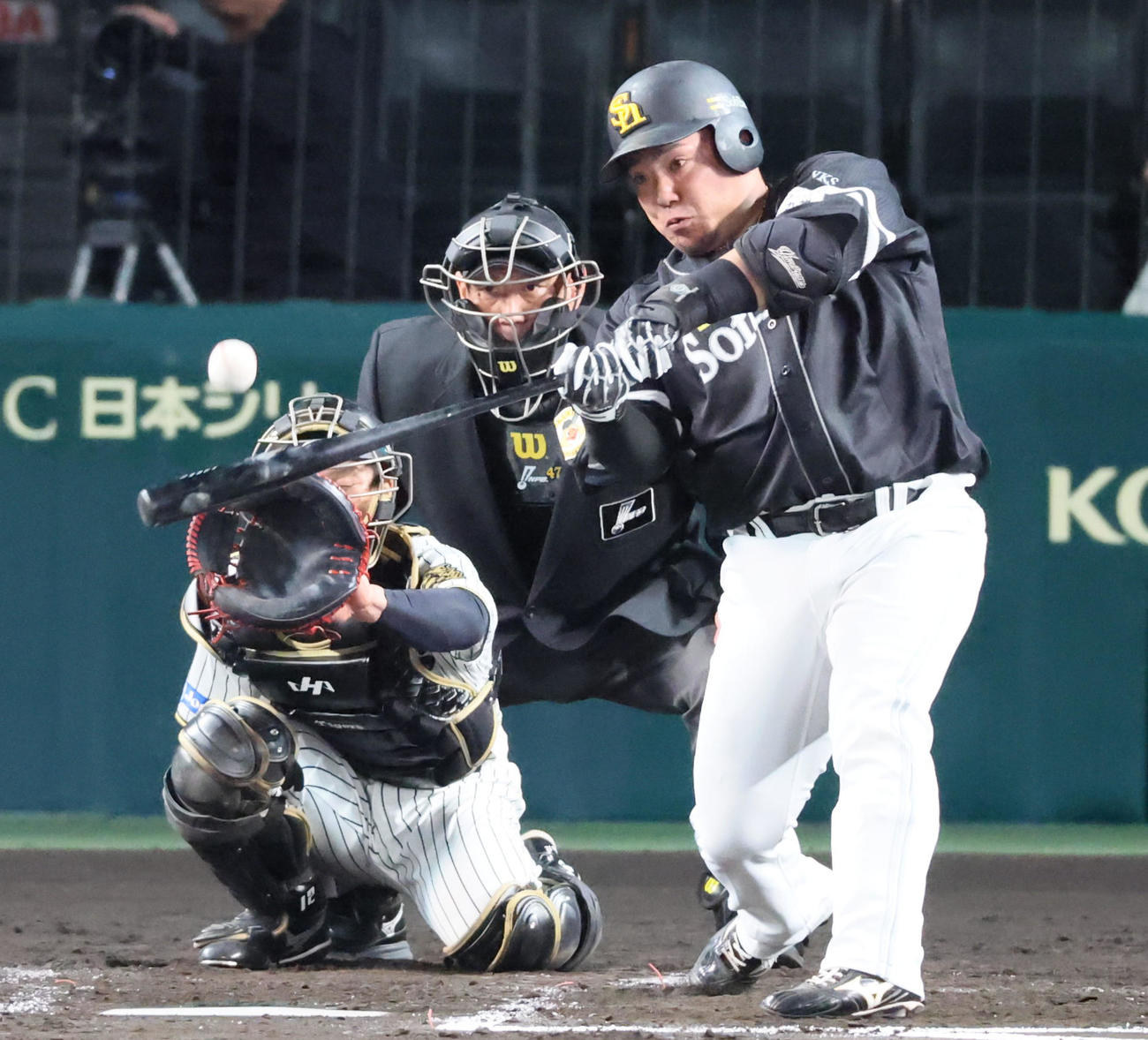 阪神対ソフトバンク　4回表ソフトバンク1死、山川は中越えソロ本塁打を放つ（撮影・加藤哉）