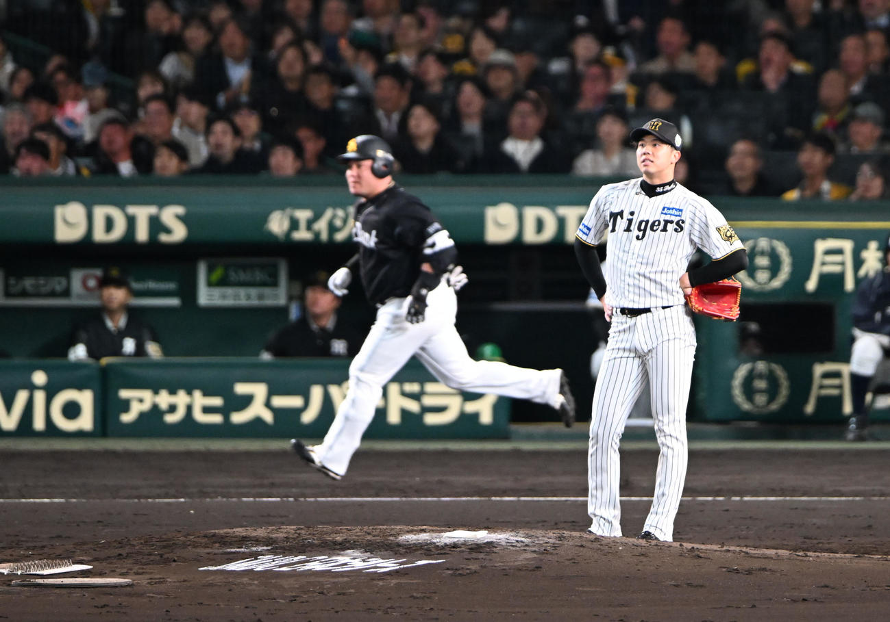 阪神対ソフトバンク　4回表ソフトバンク無死、山川に同点本塁打を浴びた才木（撮影・和賀正仁）