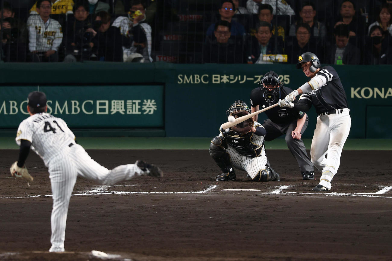 阪神対ソフトバンク　11回表ソフトバンク無死、右越えに勝ち越し本塁打を放つ野村。投手村上（撮影・前田充）