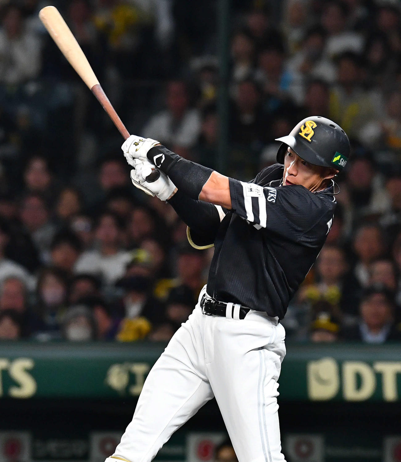 阪神対ソフトバンク　6回表ソフトバンク2死、柳田は左前安打を放つ（撮影・岩下翔太）
