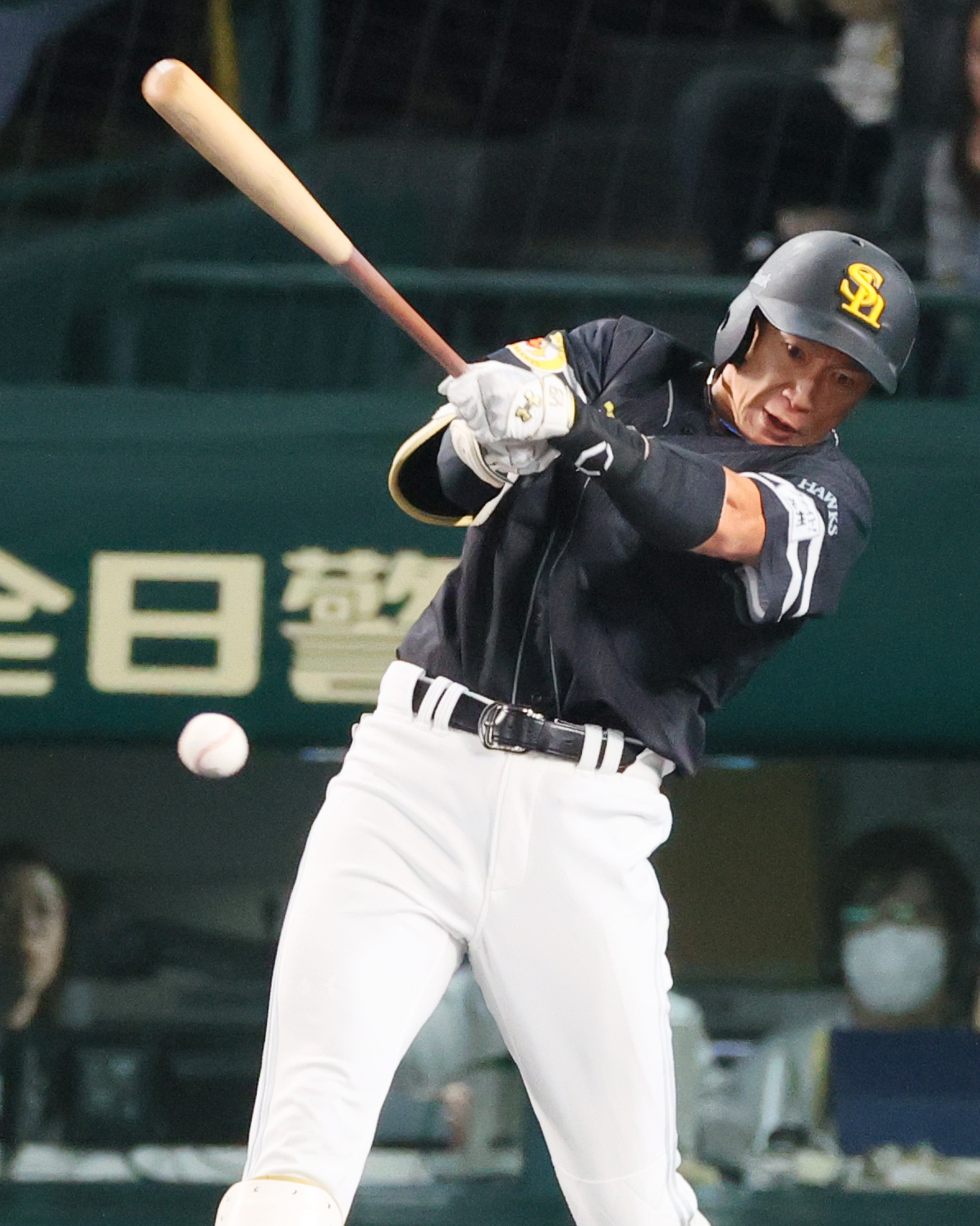 阪神対ソフトバンク　6回表ソフトバンク2死、柳田は左前打を放つ（撮影・上山淳一）