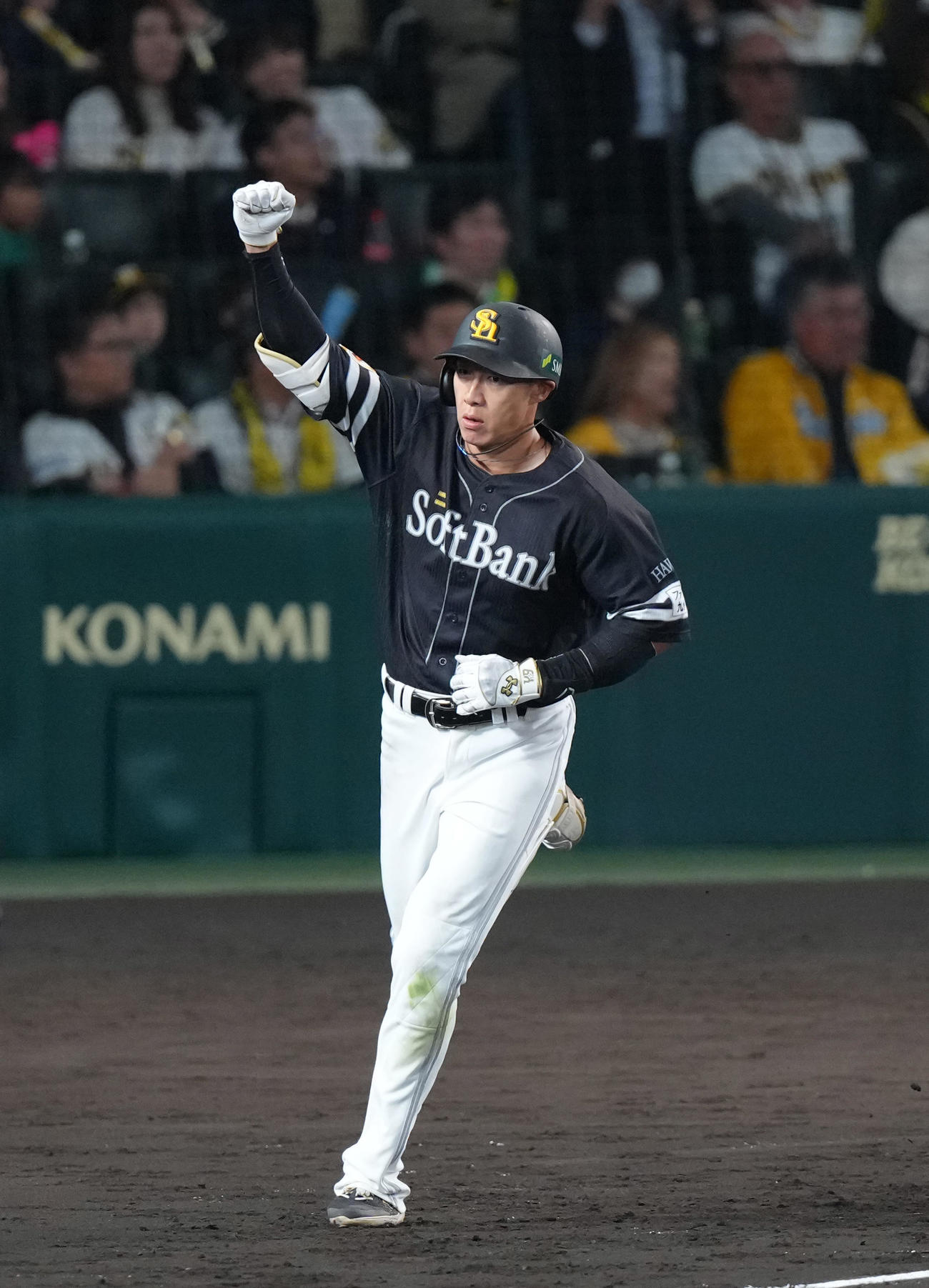 阪神対ソフトバンク　8回表ソフトバンク1死一塁、柳田は左越え2点本塁打を放ちガッツポーズ（撮影・足立雅史）