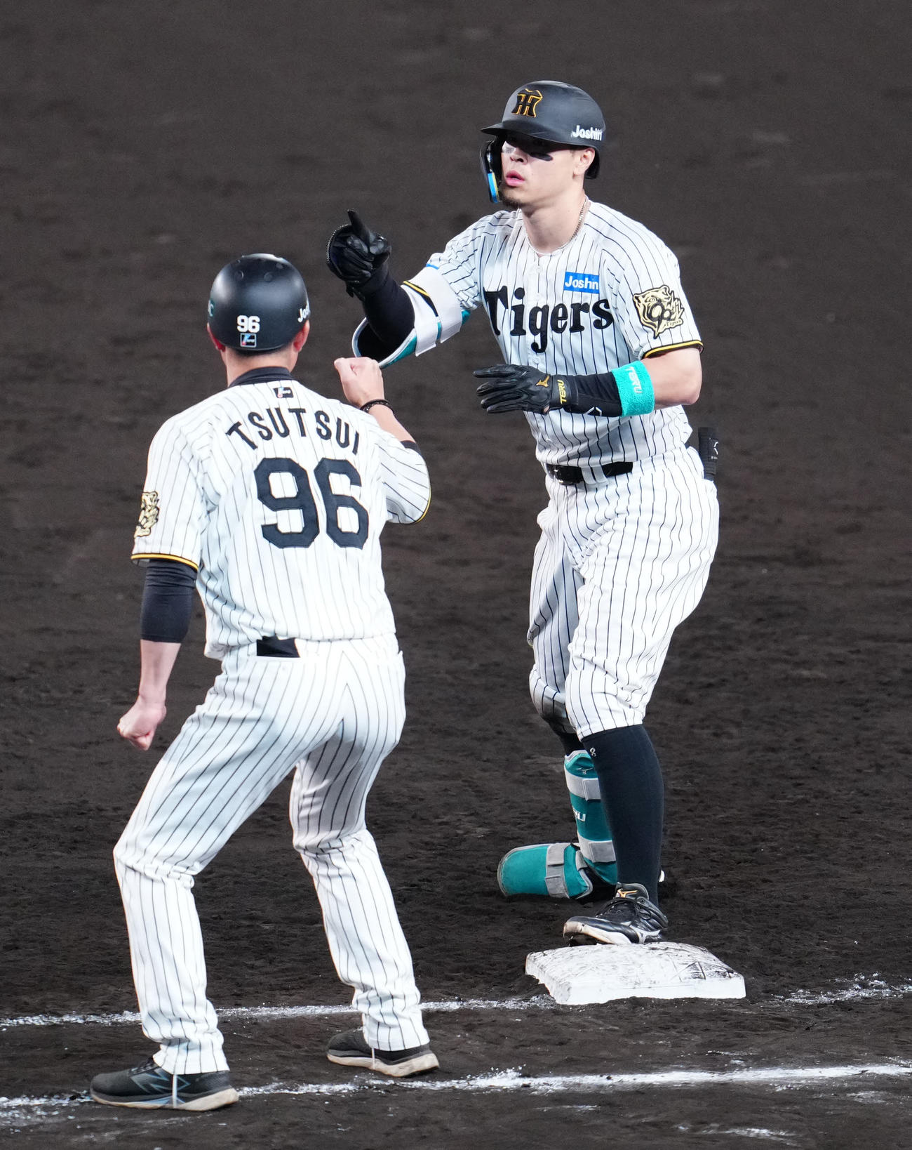 阪神対ソフトバンク　5回裏阪神2死一、二塁、適時打を放った佐藤輝（右）（撮影・江口和貴）