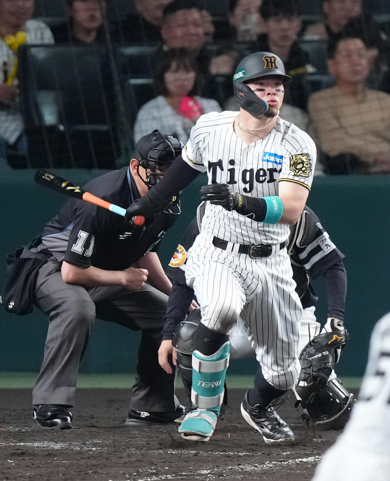 阪神対ソフトバンク　5回裏阪神2死一、二塁、佐藤輝は中前適時打を放つ（撮影・足立雅史）