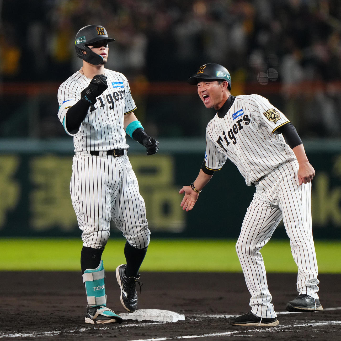 阪神対ソフトバンク　5回裏阪神2死一、二塁、中前適時打を放ち、ガッツポーズする佐藤輝（撮影・鈴木みどり）