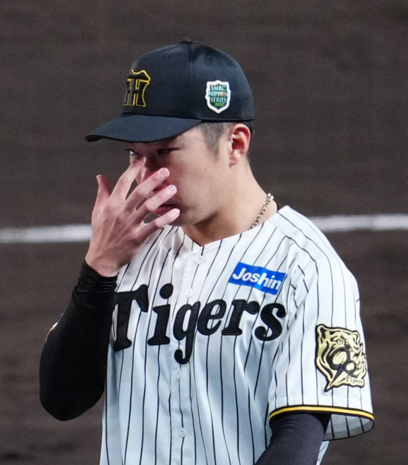 阪神対ソフトバンク　試合後、涙をぬぐう阪神石井（撮影・江口和貴）