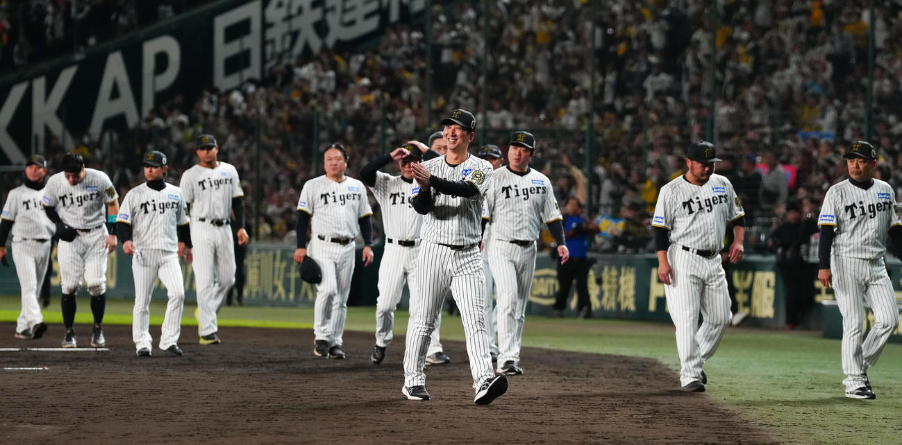 阪神対ソフトバンク　ソフトバンクを笑顔で祝福する阪神藤川監督（中央）（撮影・鈴木みどり）