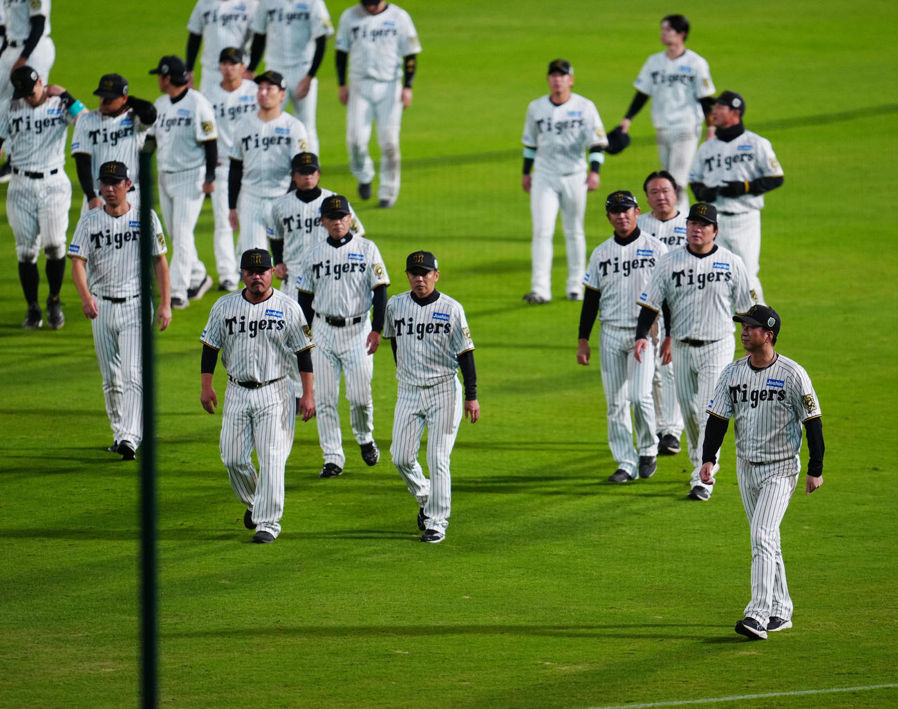 阪神対ソフトバンク　試合後、阪神ファンにあいさつし引き揚げる藤川監督（右下）ら（撮影・江口和貴）