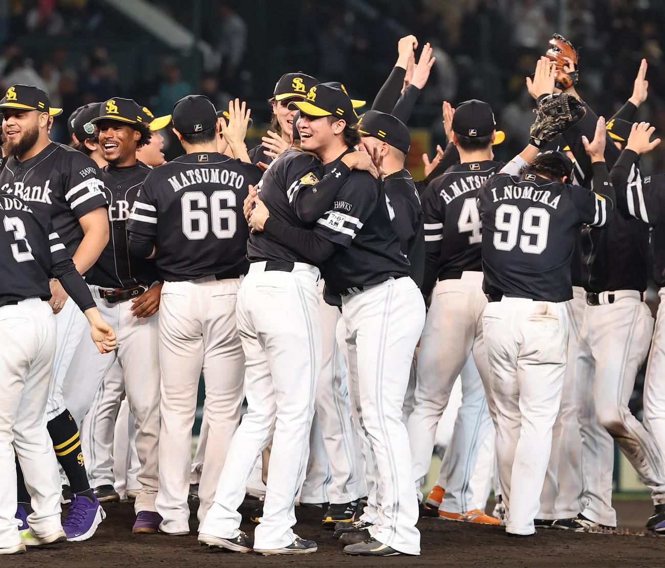 日本シリーズを制した杉山（中央右）は柳田と抱き合って喜ぶ（撮影・上田博志）