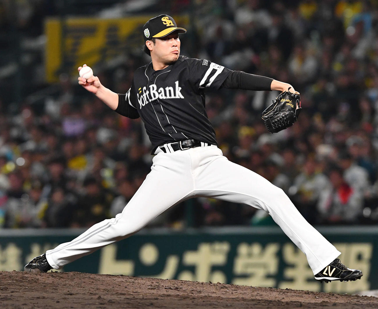 阪神対ソフトバンク　8回裏から登板した、ソフトバンク4番手の藤井（撮影・岩下翔太）