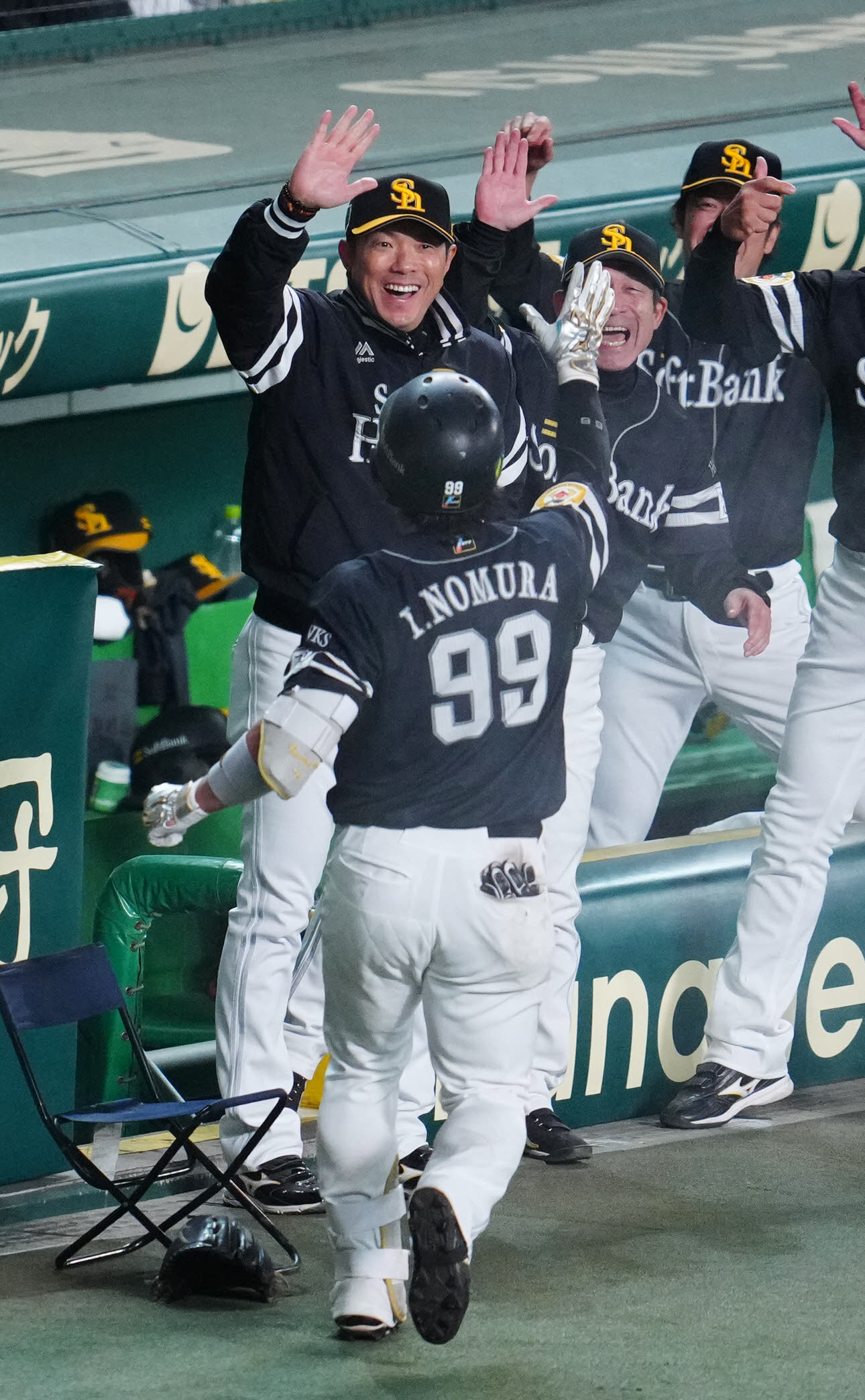 阪神対ソフトバンク　11回表ソフトバンク無死、ソロ本塁打を放った野村（手前）を迎える小久保監督（撮影・江口和貴）