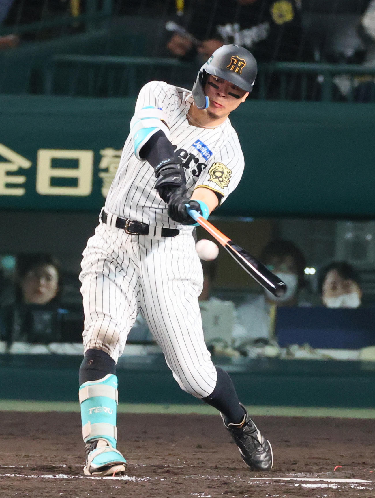 阪神対ソフトバンク　5回裏阪神2死一、二塁、佐藤輝は中前適時打を放つ（撮影・上山淳一）