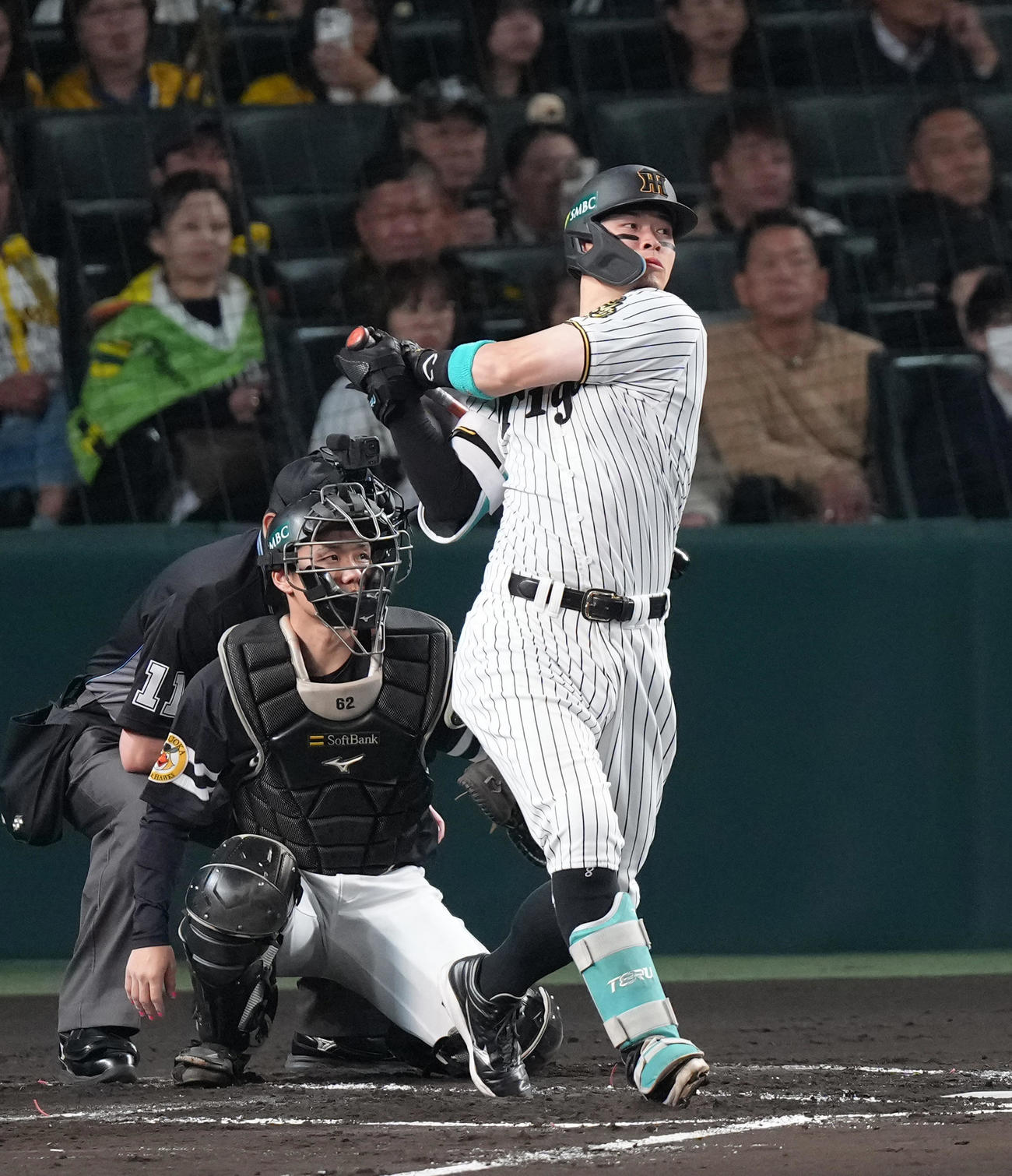 阪神対ソフトバンク　2回裏阪神無死、佐藤輝は左前打を放つ（撮影・足立雅史）