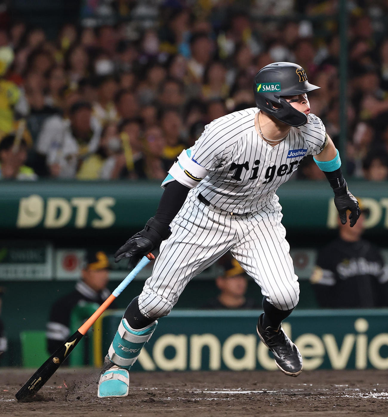 阪神対ソフトバンク　5回裏阪神2死一、二塁、佐藤輝は適時打を放つ（撮影・上田博志）