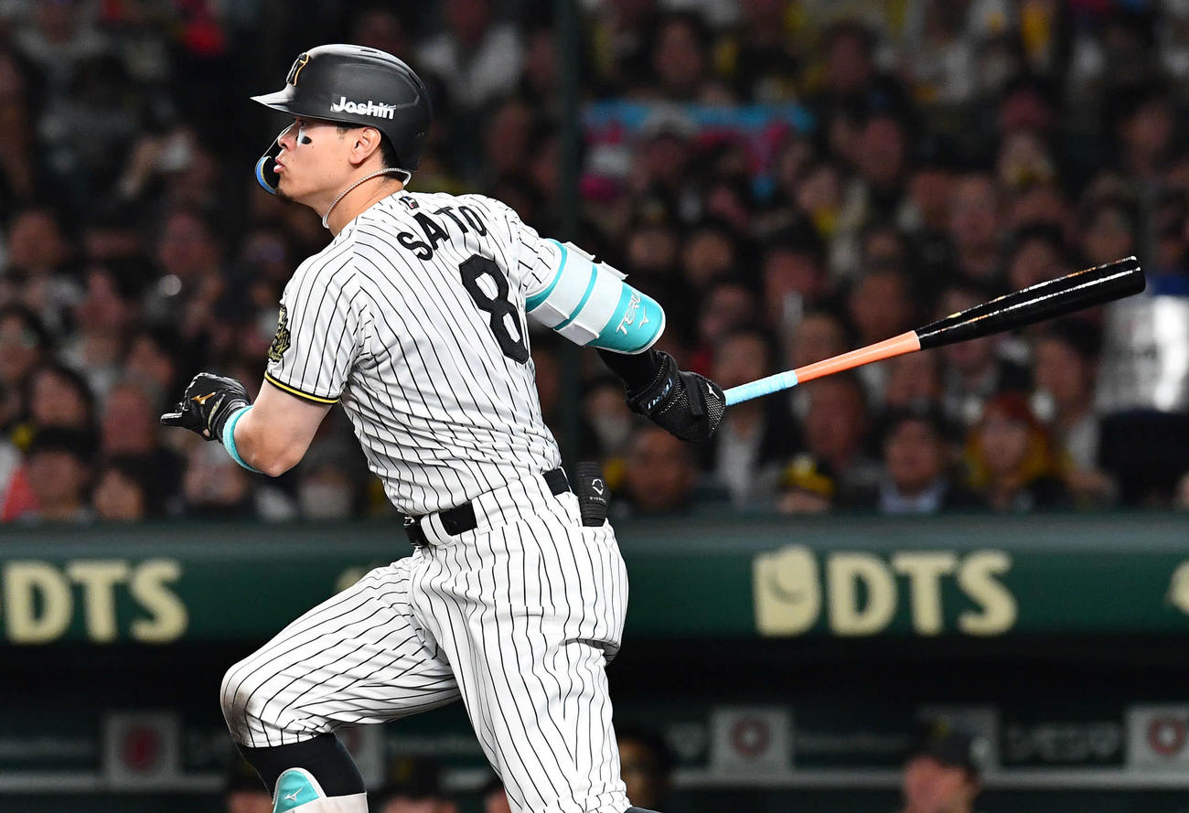 阪神対ソフトバンク　5回裏阪神2死一、二塁、佐藤輝は中前適時打を放つ（撮影・岩下翔太）