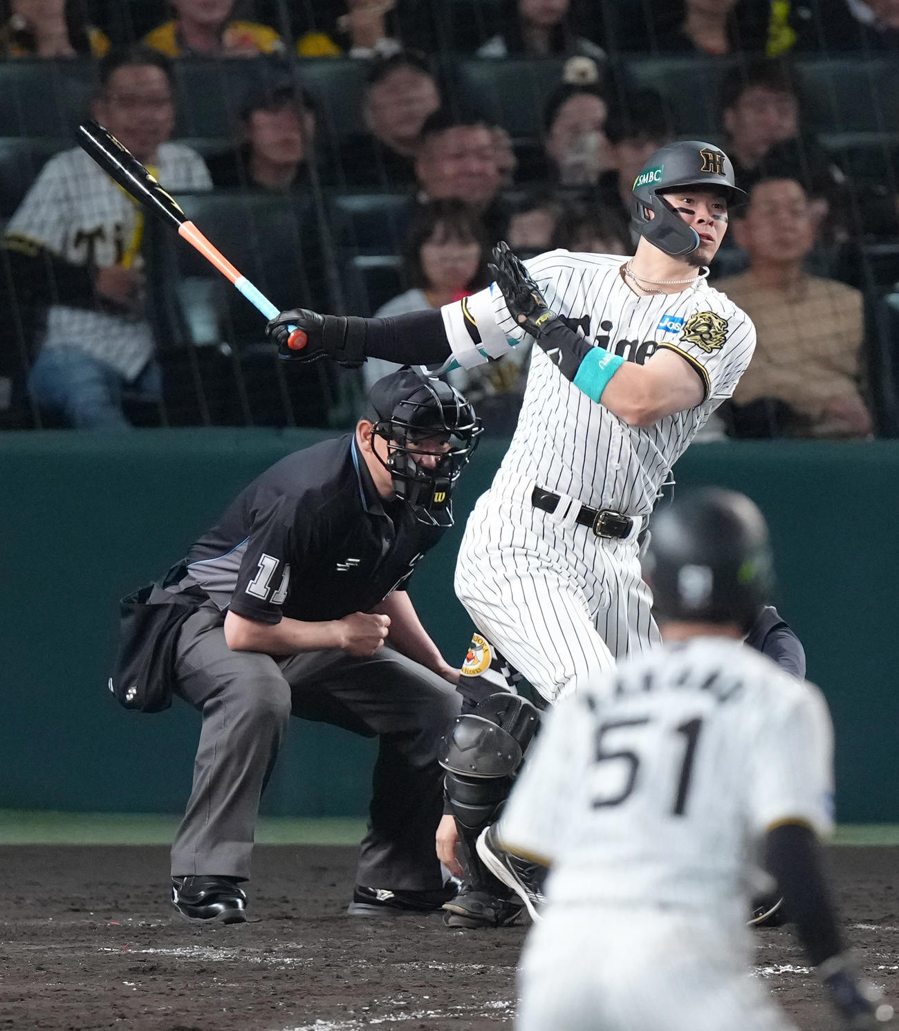 阪神対ソフトバンク　5回裏阪神2死一、二塁、佐藤輝は中前適時打を放つ（撮影・足立雅史）