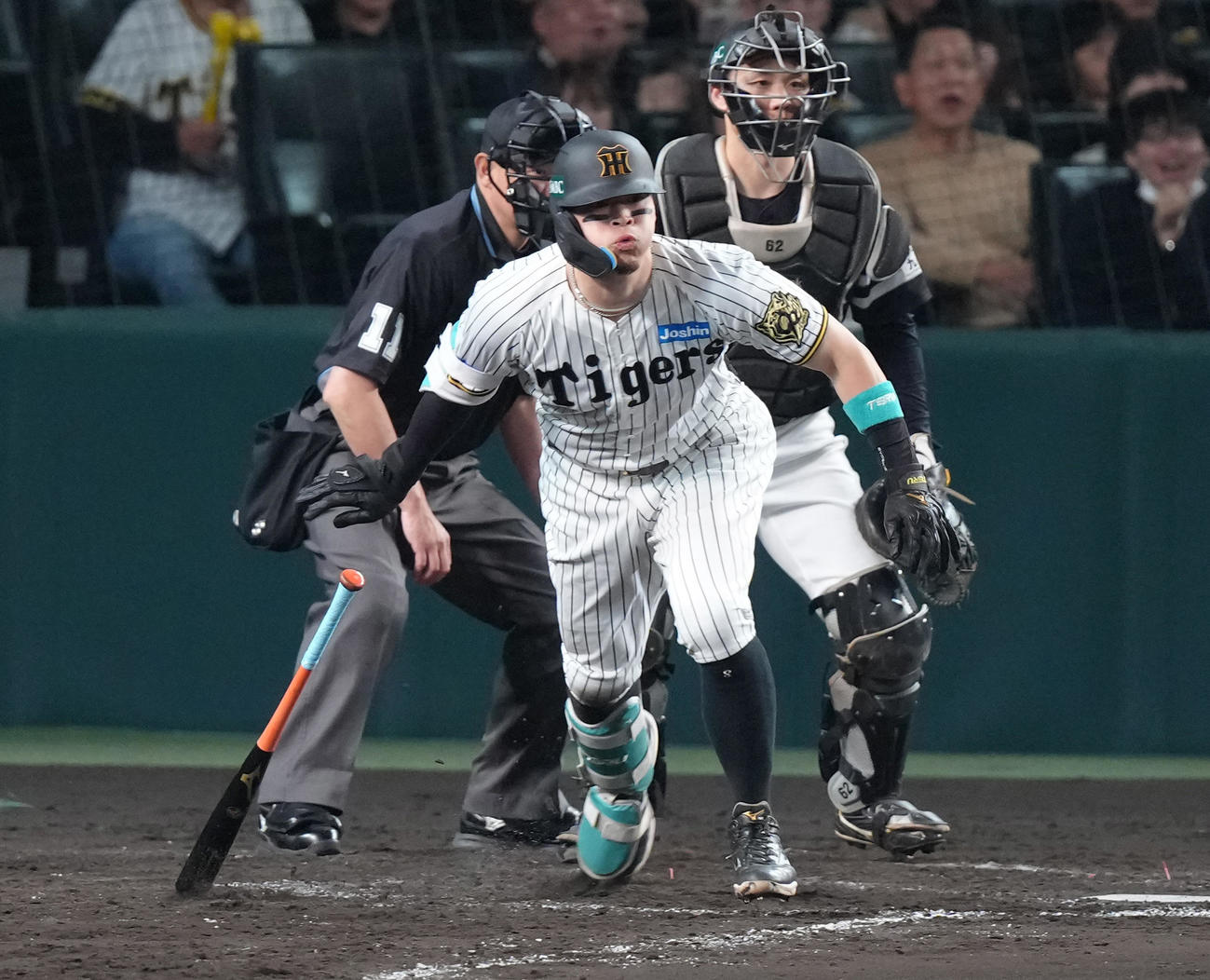 阪神対ソフトバンク　5回裏阪神2死一、二塁、佐藤輝は中前適時打を放つ（撮影・足立雅史）