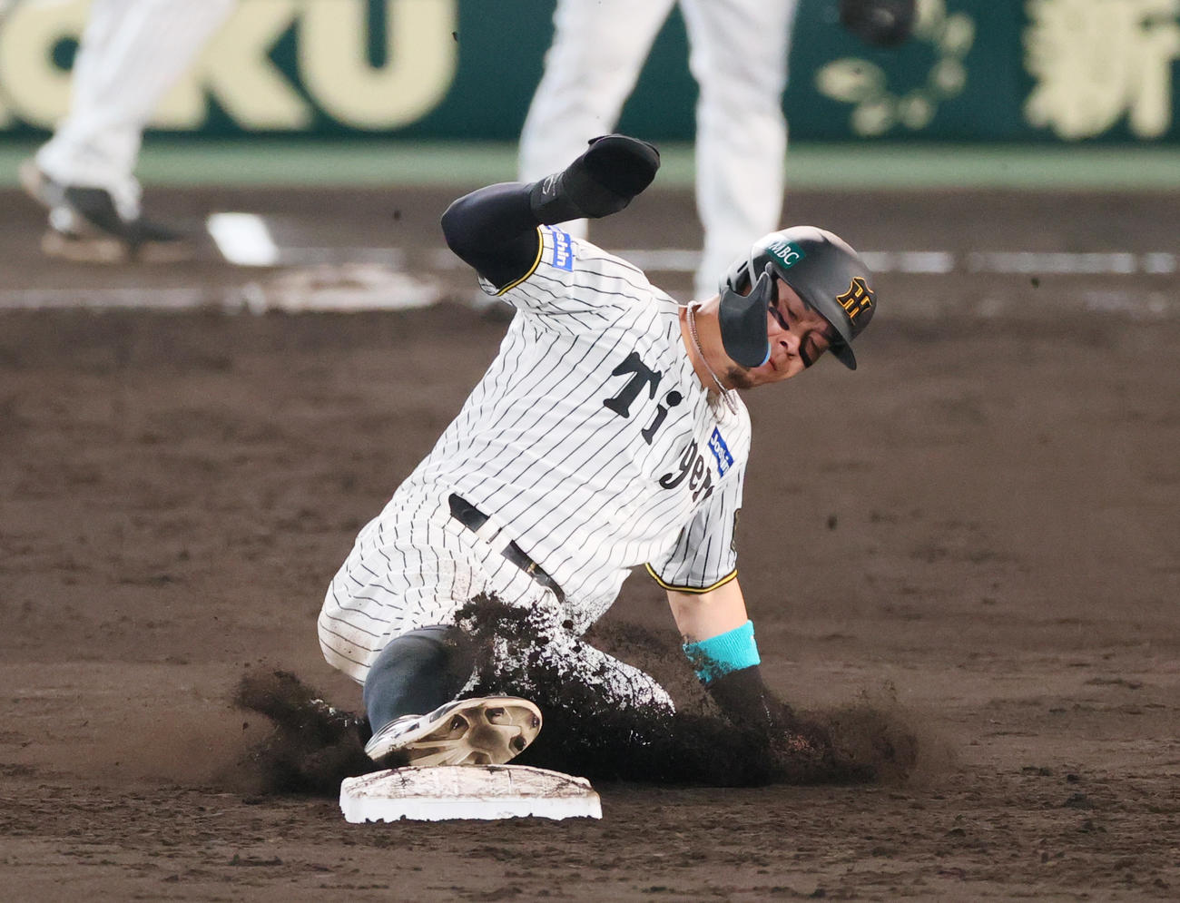 阪神対ソフトバンク　5回裏阪神2死一、三塁、打者大山の時、二盗を決める一走佐藤輝（撮影・上山淳一）