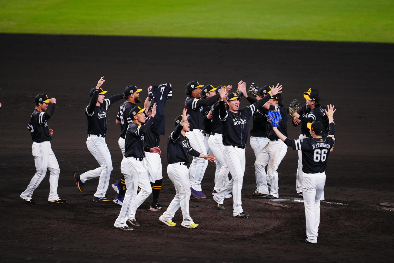 阪神対ソフトバンク　日本一となり歓喜するソフトバンクの選手たち（撮影・江口和貴）