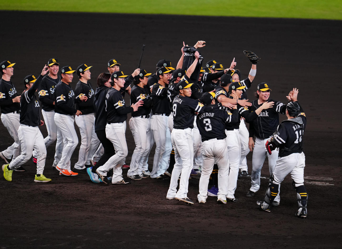 阪神対ソフトバンク　日本一となり歓喜するソフトバンクの選手たち（撮影・江口和貴）