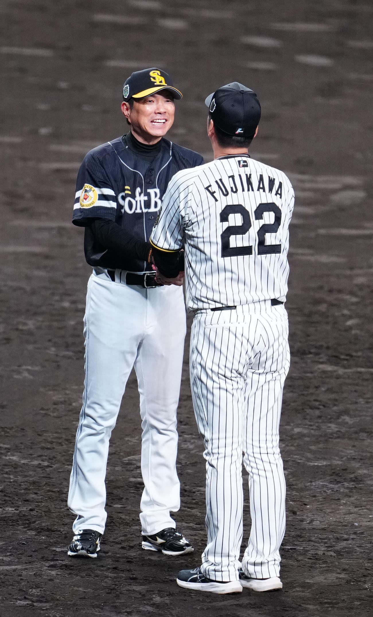 阪神対ソフトバンク　試合後、阪神藤川監督（右）とあいさつを交わすソフトバンク小久保監督（撮影・江口和貴）