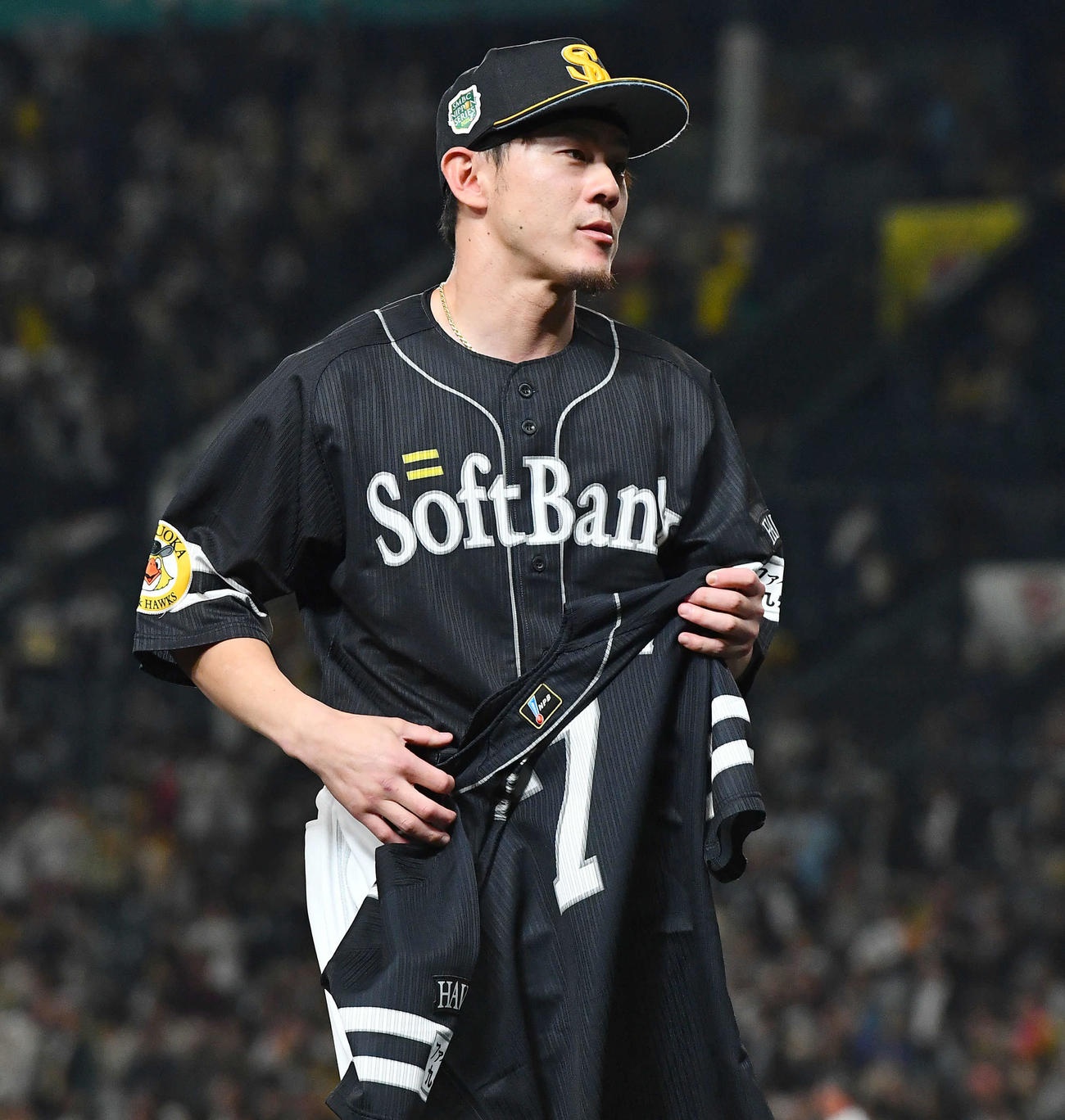 阪神対ソフトバンク　阪神を破って日本一を達成し、中村のユニホームを手にするソフトバンク牧原大（撮影・岩下翔太）
