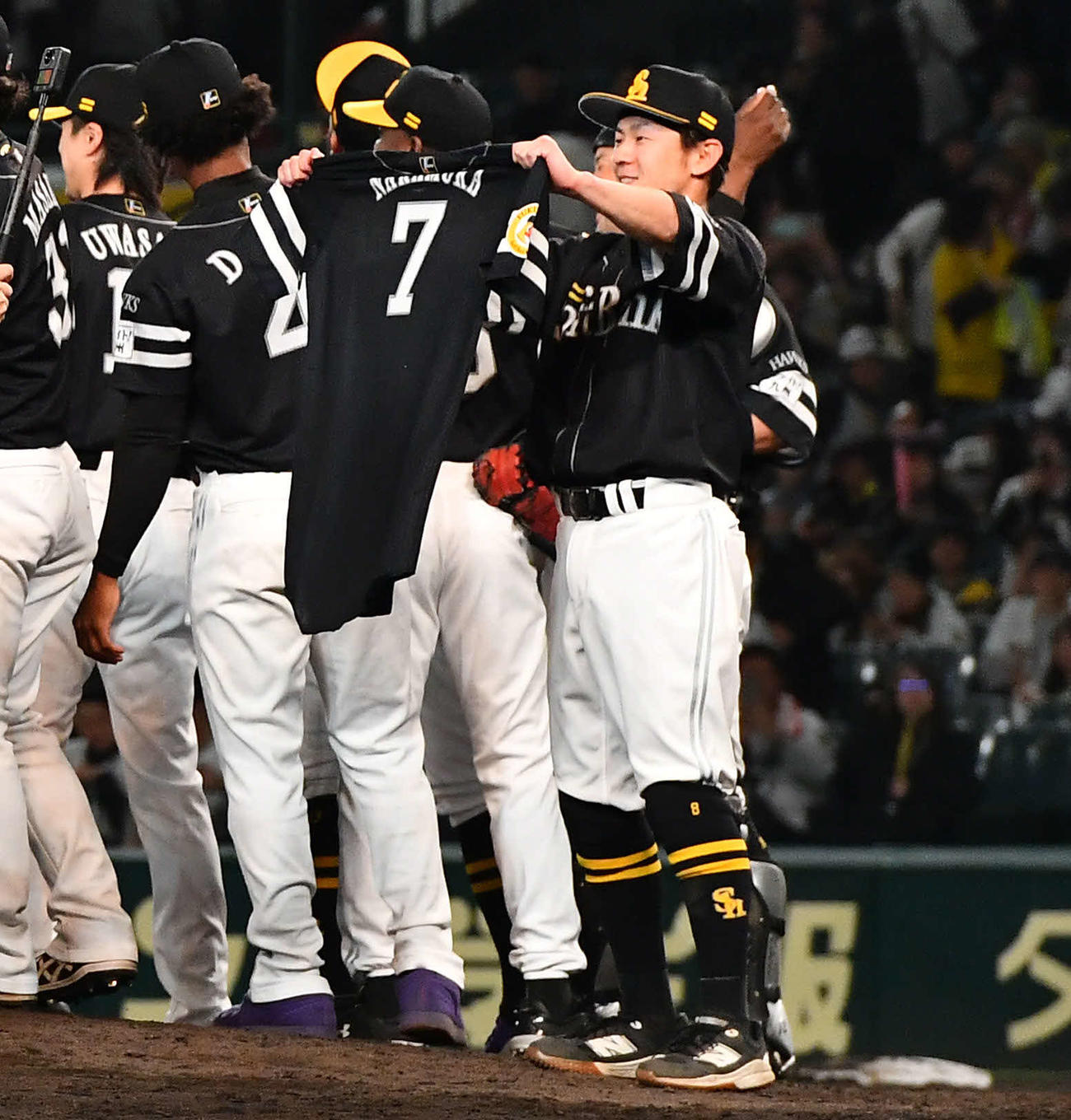 阪神対ソフトバンク　阪神との日本シリーズを制し、マウンドで中村のユニホームを笑顔で掲げるソフトバンク牧原大（撮影・岩下翔太）