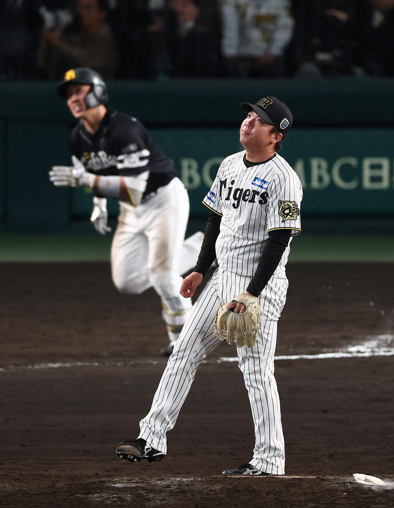 阪神対ソフトバンク　11回表ソフトバンク無死、野村に勝ち越し本塁打を浴びる村上（撮影・前田充）