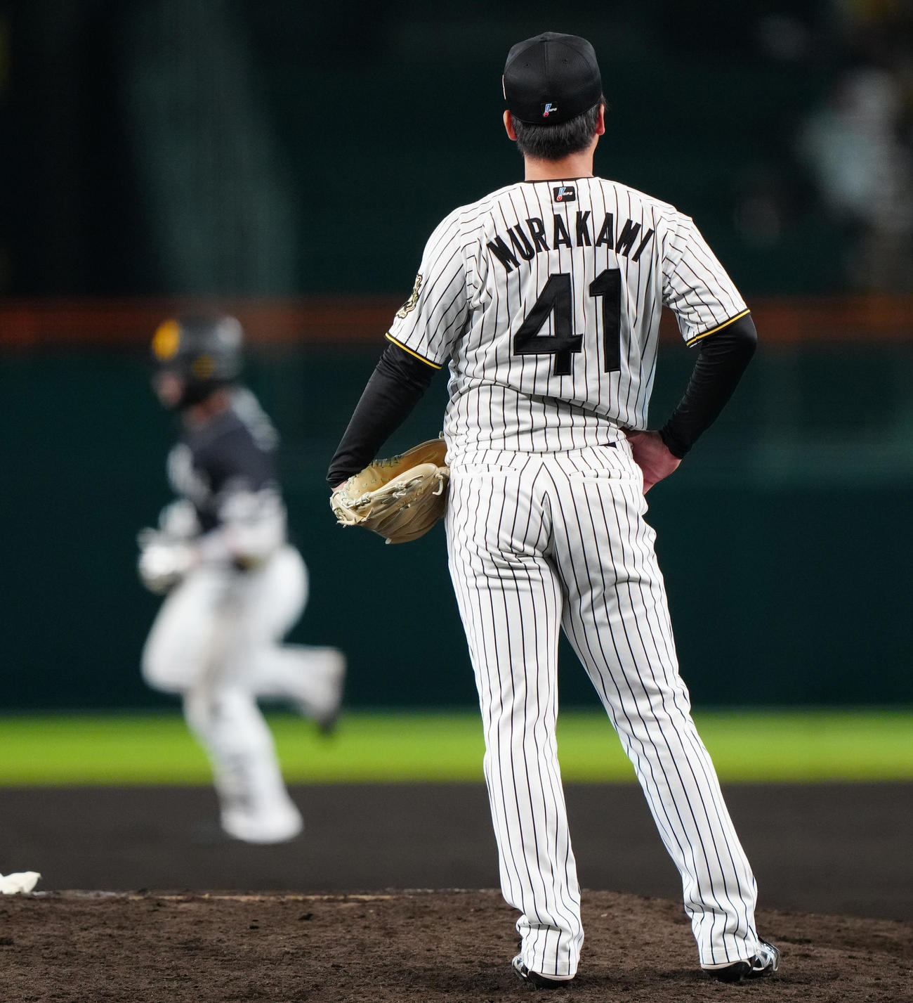 阪神対ソフトバンク　11回表ソフトバンク無死、野村に右越えソロ本塁打を浴びる村上（撮影・鈴木みどり）