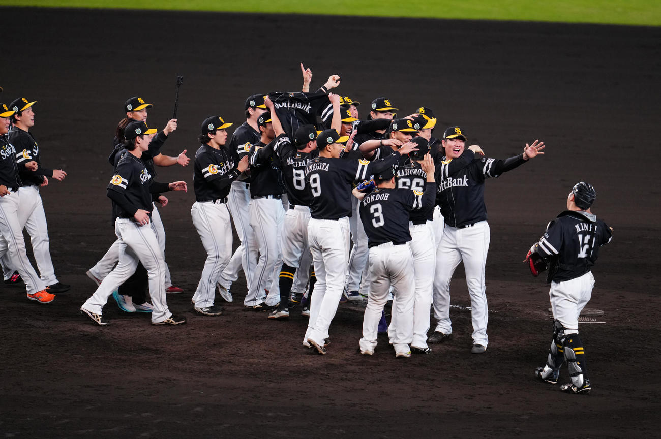 阪神対ソフトバンク　日本一となり歓喜するソフトバンクの選手たち（撮影・江口和貴）