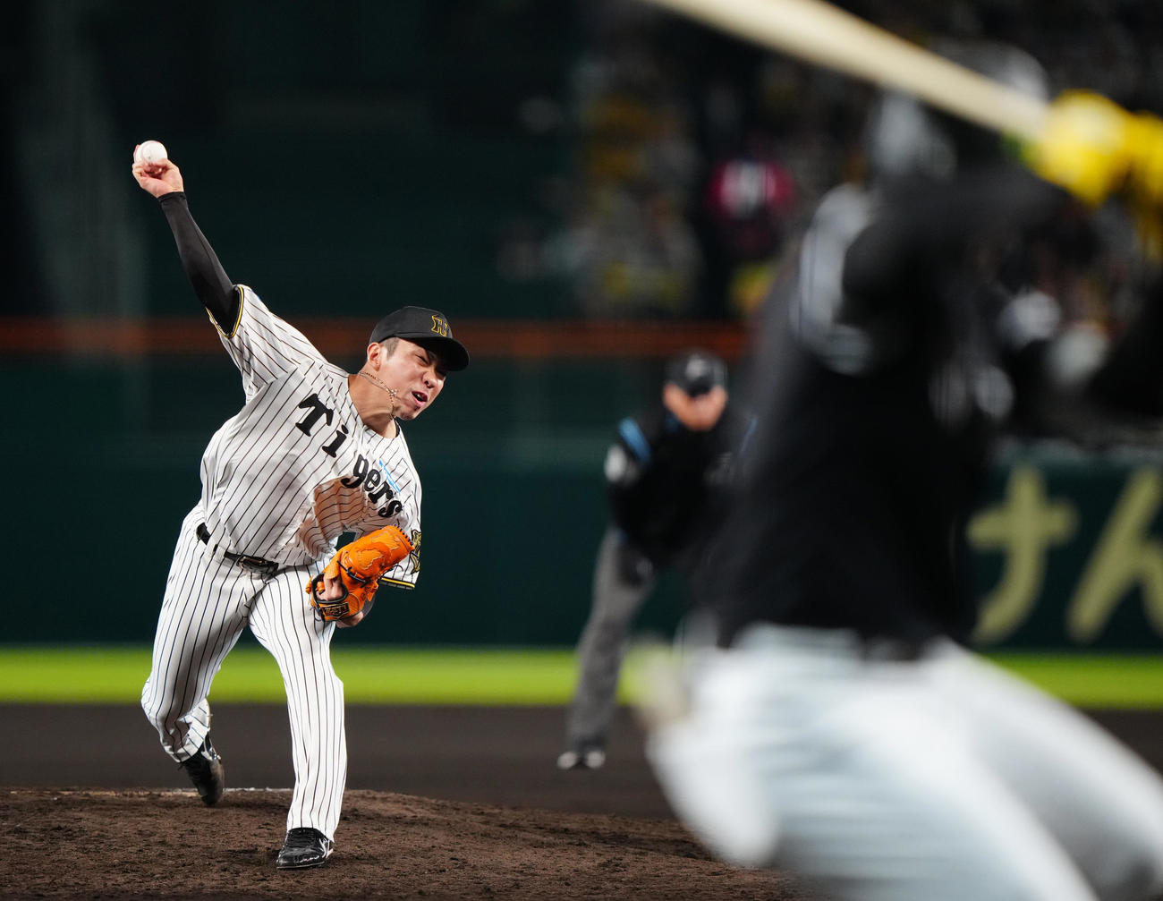 阪神対ソフトバンク　8回表から3番手で登板した阪神石井（撮影・鈴木みどり）