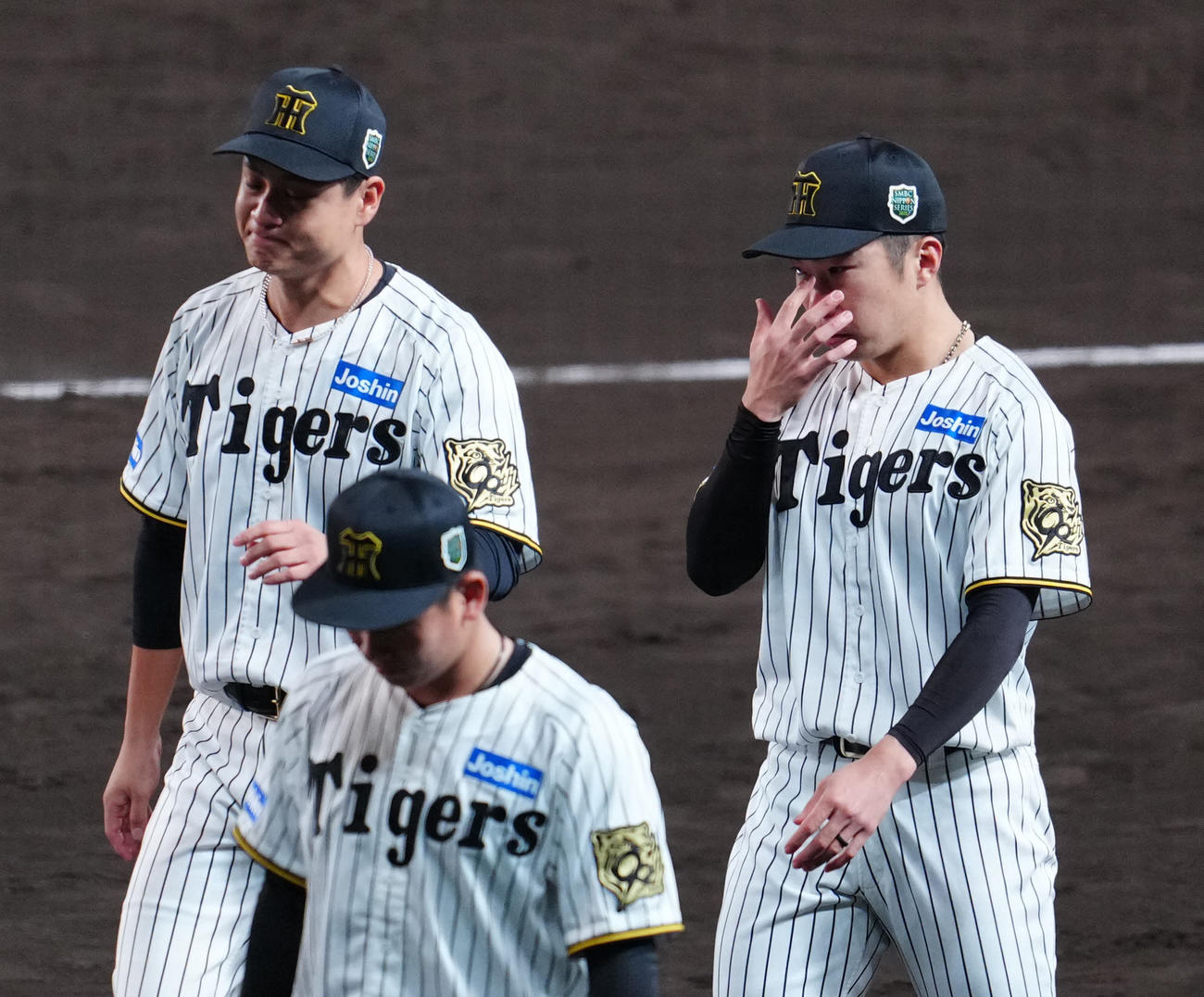 阪神対ソフトバンク　試合後、涙をぬぐう阪神石井（右）。左は大竹（撮影・江口和貴）