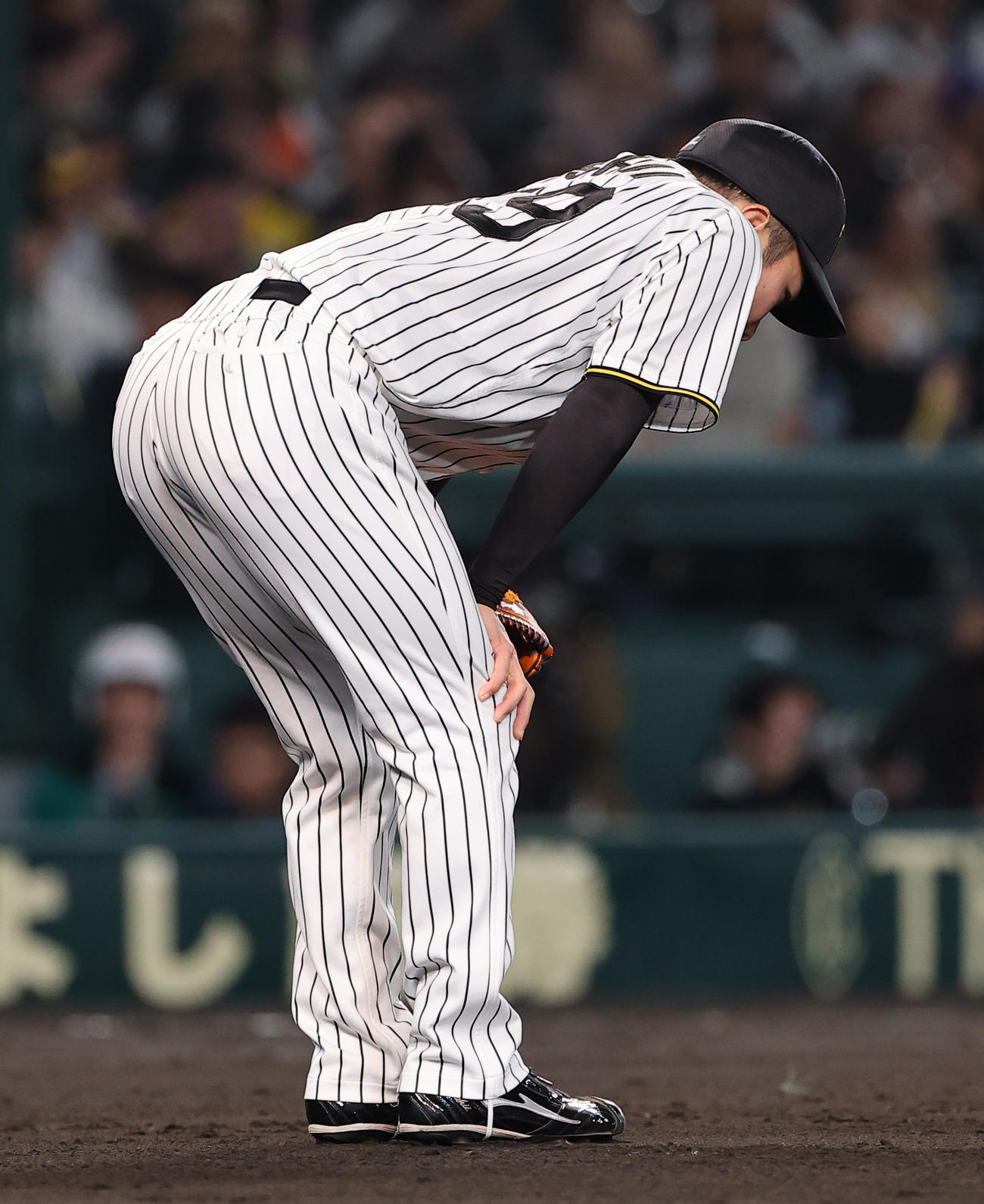 阪神対ソフトバンク　8回表ソフトバンク1死一塁、石井は柳田に同点本塁打を浴びる（撮影・上田博志）