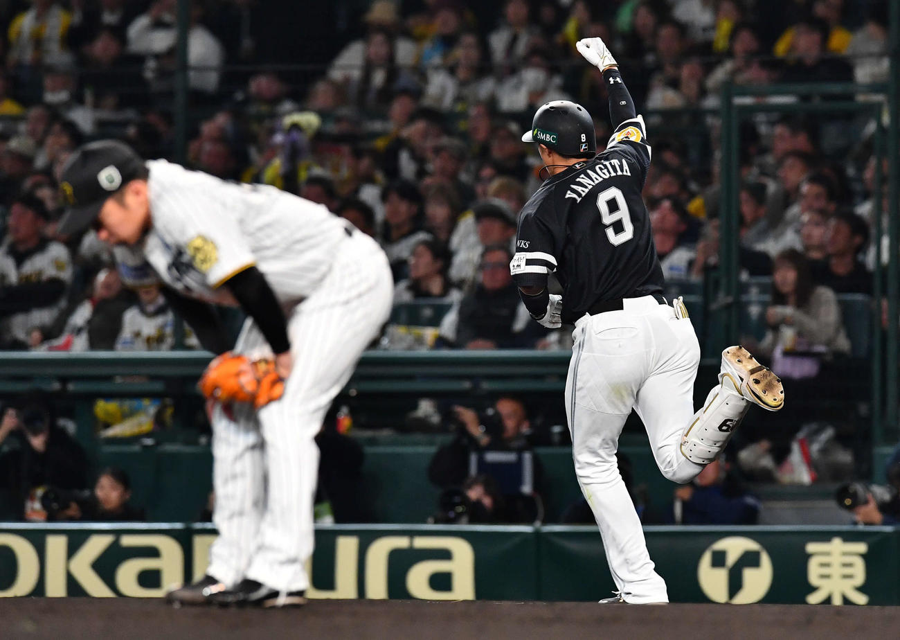 阪神対ソフトバンク　8回表ソフトバンク1死一塁、石井（左）から同点となる左越え2点本塁打を放ち、ガッツポーズする柳田（撮影・岩下翔太）