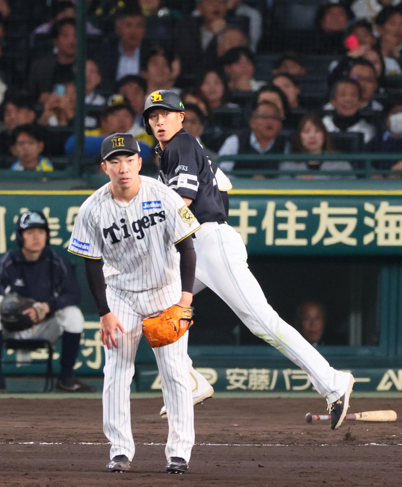 阪神対ソフトバンク　8回表ソフトバンク1死一塁、柳田は左越え2点本塁打を放つ、投手石井（撮影・上山淳一）