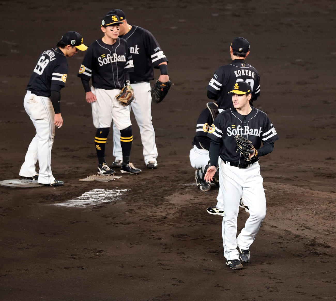 阪神対ソフトバンク　5回裏阪神2死一、二塁の場面で降板する有原（手前）（撮影・浅見桂子）