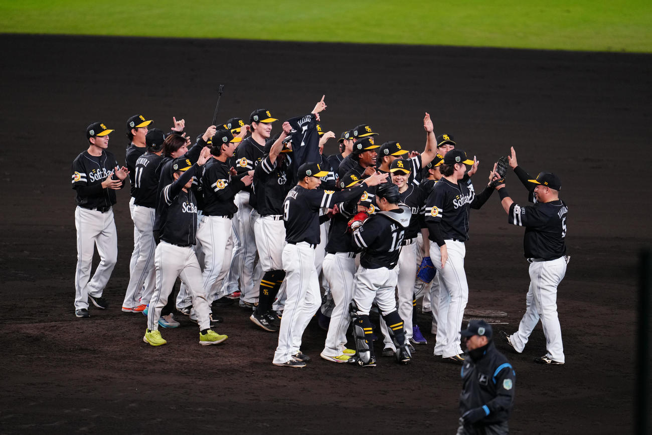 阪神対ソフトバンク　日本一となり歓喜するソフトバンクの選手たち（撮影・江口和貴）