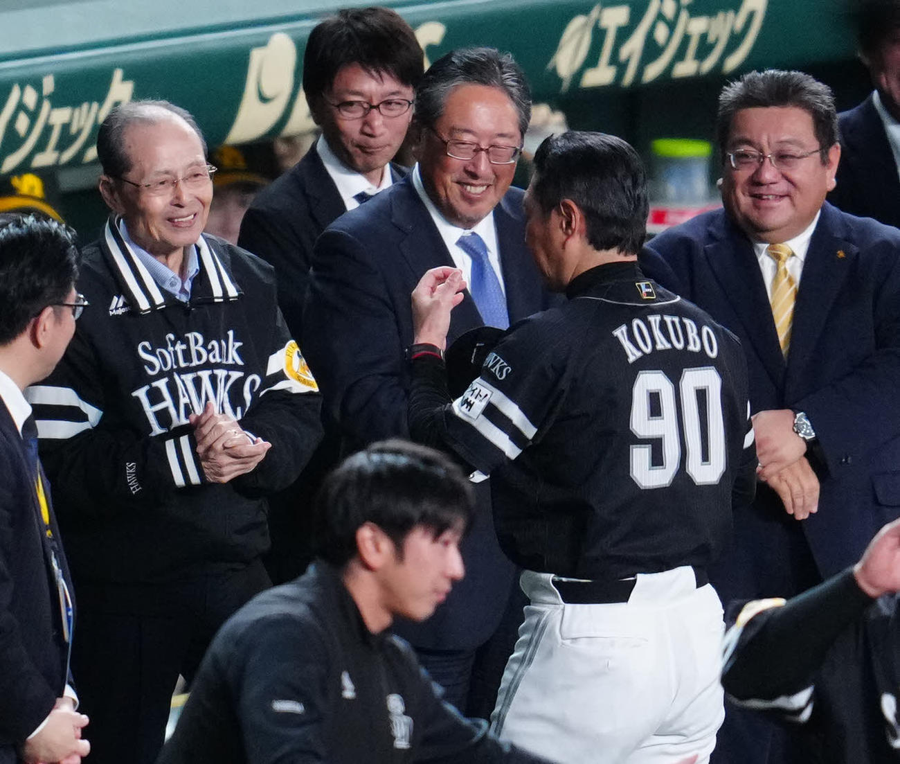 阪神対ソフトバンク　優勝インタビュー後、ソフトバンク小久保監督（右）を迎える王球団会長（左）（撮影・江口和貴）