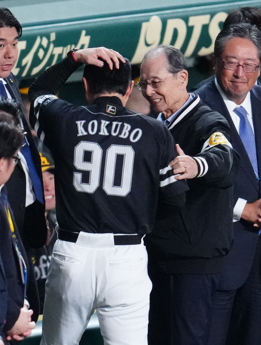 阪神対ソフトバンク　優勝インタビュー後、ソフトバンク小久保監督（左）を迎える王球団会長（撮影・江口和貴）