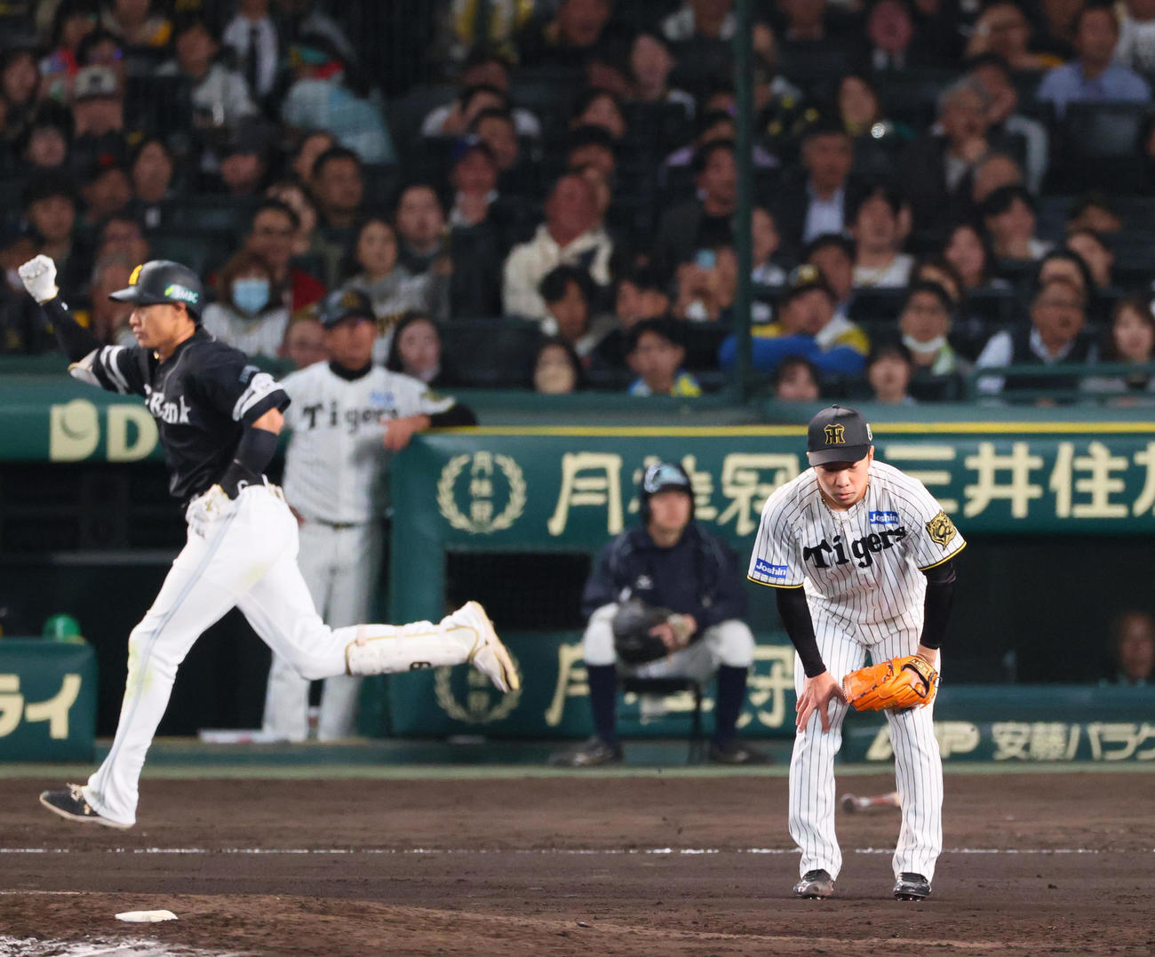 阪神対ソフトバンク　8回表ソフトバンク1死一塁、石井（手前）は柳田に左越え2点本塁打を浴びる（撮影・上山淳一）